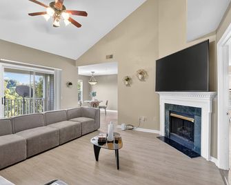 Cozy Pikesville Penthouse With Basketball Arcade 2 Bedroom Condo - Pikesville - Living room