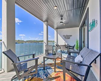 Lake-View Patio and Pool Access Osage Beach Condo - Osage Beach - Balcony