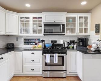 Garden City House with Hot Tub - Colorado Springs - Kitchen