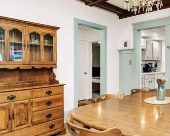 Magpie - Charming Main Level Duplex Near Downtown - Great Falls - Dining room