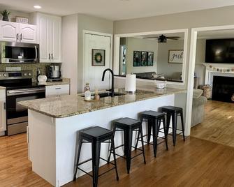 Reduced !! Beautiful Home Located 2.5 miles from Bristol Motor Speedway !! - Bluff City - Kitchen