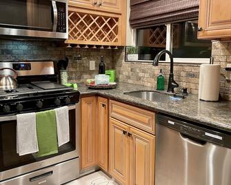 Villanola! Your Santa Cruz Mnts Abode Under Redwoods, No Crowds & All Adventure! - Los Gatos - Cocina