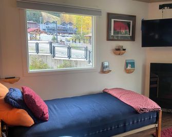 Alyeska Base View Studio Condo; Location Location! Park And Walk To Everything. - Girdwood - Habitación