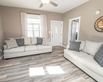 Two Bedroom Home close to Downtown and Hospitals - Sioux Falls - Living room