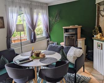 Cozy forest house \'zum Kiessee\' - Tietzow - Comedor