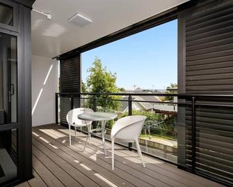 Central Mount Apartment, Quiet and Spacious with Pool - Tauranga - Balcony