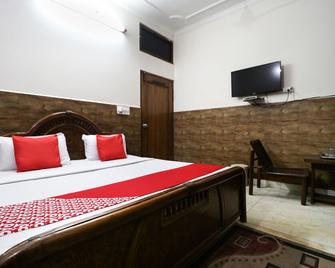 Spot On 46852 Hotel Pal Regency - Rājpura - Bedroom