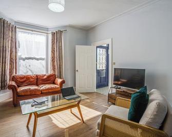 4BR Family Home, Garden, WiFi, 5mins to Elisabeth Line & 10min to Stratford - London - Living room