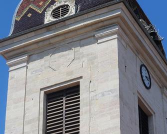 Apartment in a Renaissance Mansion - Pesmes - Bâtiment