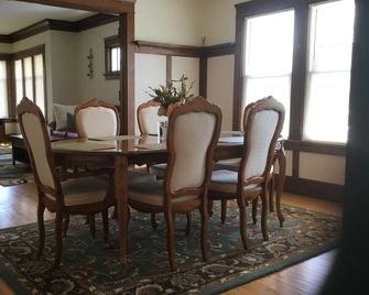 Spectacular! Professionally Cleaned, Self Check In - Sleeps 8 - Racine - Essbereich