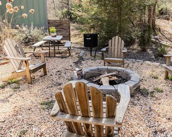 River Front Mountain Cabin, Firepit, Front Porch - Lakemont - Patio