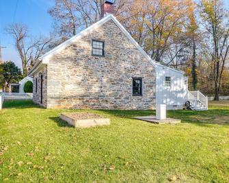 Historical Thurmont Escape with Furnished Deck! - Thurmont - Building
