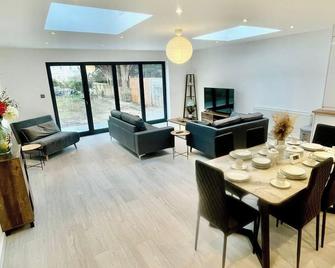 Beautiful 3 bed apartment in cambridge - sleeps 7 - Cambridge - Essbereich