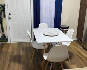 Naomi’s lovely condo! - Jacksonville - Dining room