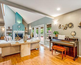 Birdie Time - Belfair - Living room