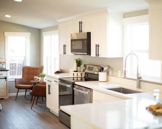 Hot Tub|Fire Pit|Outdoor Dining|Pet Friendly - East Wenatchee - Kitchen