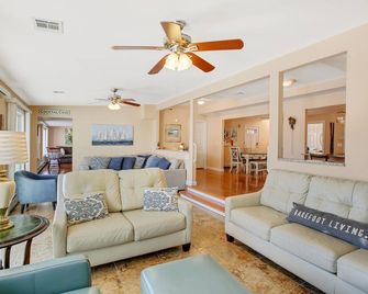 Hidden waterfront gem in Beach Haven West - Manahawkin - Living room