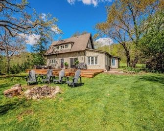 Escarpment Escape - 1 Bedroom Loft Cottage: Huge Deck, Panoramic views, Trails - Burlington - Patio