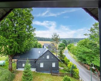 Holiday Home With Garden and Terrace - Eisfeld - Außenansicht