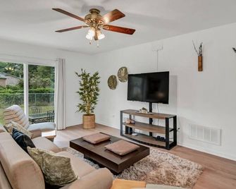 Blue Park Nest | 3 Br 2 Ba - West Columbia - Living room