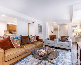 Central townhouse with private hot tub, wood fireplace, & ski shuttle access - Cottonwood Heights - Living room