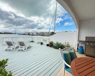 Charming 3-bedroom villa with WiFi and AC in Jolly Harbour - Jolly Harbour - Balcony