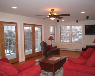 Walk To Beach, Car Beach Pass, Linens Provided - South Kingstown - Wohnzimmer