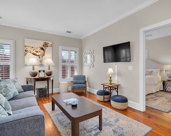 Cozy Carriage House w/ Garage Parking 1 Block to River St. by Lucky Savannah - Savannah - Living room