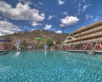 Crossroads Inn & Suites - Gatlinburg - Piscina