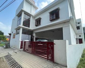 Suryavansham Guest House - Ayodhya - Building