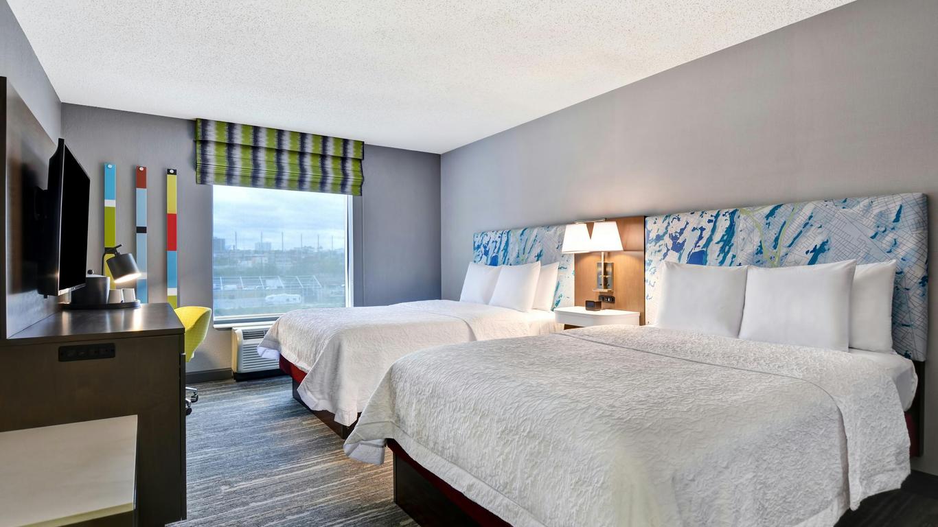 Hampton Inn & Suites Newark-Harrison-Riverwalk