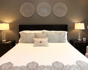 Florenzia Suite: Contemporary king room with fireplace, luxe shower, and downtown views. - Saugatuck - Schlafzimmer
