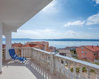 Lovely Apartment In Crikvenica - Crikvenica - Balcón