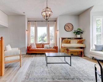 Wine Country Victorian - Two Kitchens - Walk to Town & Wineries - Newberg - Sala de estar
