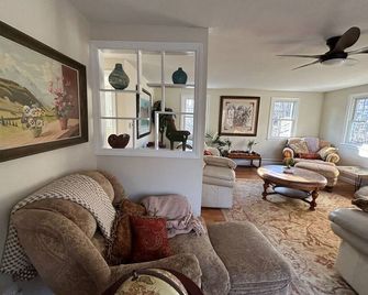 The Serene Skyway Retreat - Windsor Locks - Living room