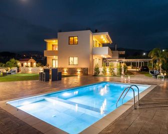Amaen Luxury House - Perivólia - Zwembad