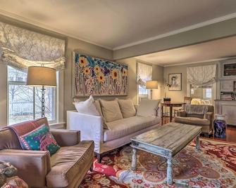 Cozy Litchfield House with Fenced-In Yard and Fire Pit - Litchfield - Living room