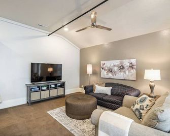 Downtown Provo Luxury Bell Tower Apartment - Provo - Living room