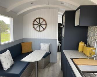 Ac/DC Glamping - Fraserburgh - Living room