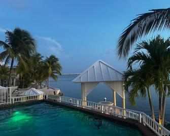 Beautiful Open-Water Property - Big Pine Key - Zwembad