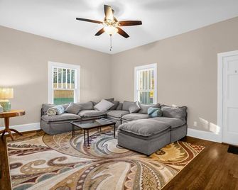 Charming 3BR/2BA Sleeps 6 in Graham, NC has everything you need! - Graham - Sala de estar