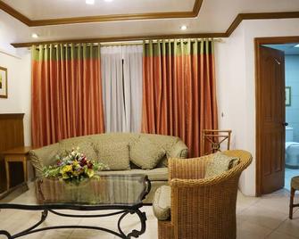 The Golden Pine Hotel - Baguio - Living room