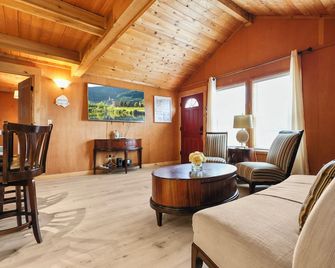 Coastal Charm I Walk to Beach I Pet-Friendly Stay - Seaside - Living room