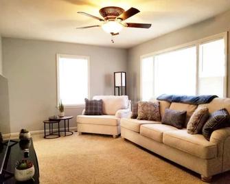 Clean & comfortable ranch-minutes from Spooky Nook and downtown Hamilton - Hamilton - Living room