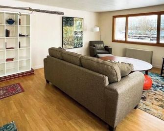 Apt w/ Views-Beach & Boat Access - Deer Isle - Sala de estar