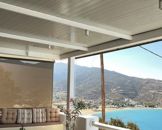 بيترادي هوتل - ميلوبوتس - شرفة