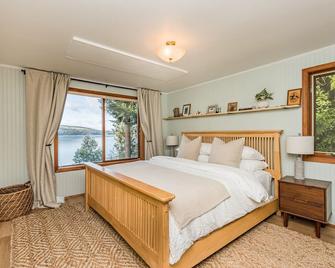 Waterfront Retreat with Fireplace, Hot Tub & Sauna - Port Townsend - Habitación