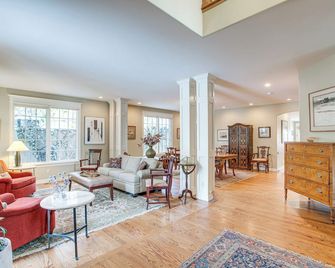 Walk to DU, Dining and Parks Spacious Denver Home! - Denver