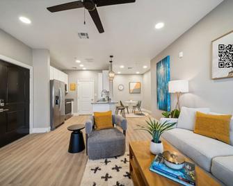Modern 1-Bed/1-Bath Apartment in 2024 Complex - Owasso, OK - Owasso - Living room