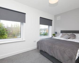 Derby 2 Bed House - Parking - Rolls Royce & Bombardier - Дербі - Спальня